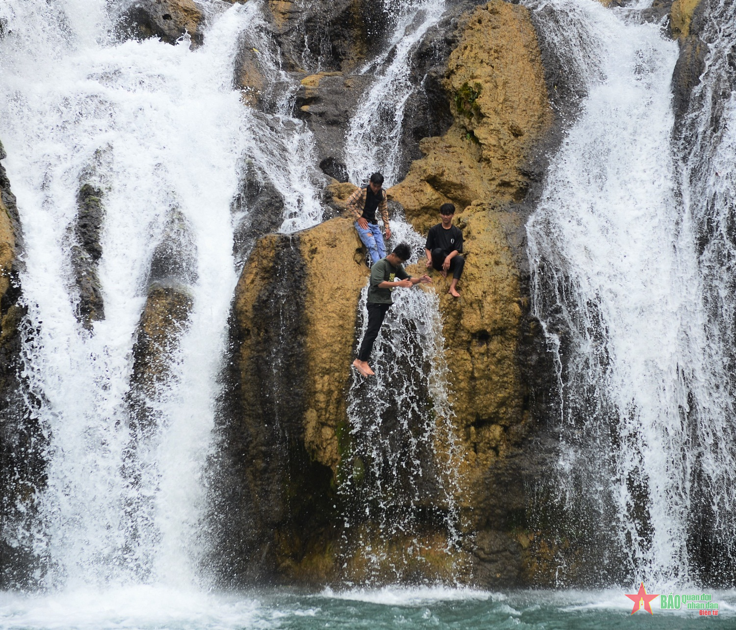 Hành động nguy hiểm ở thác Tà Puồng